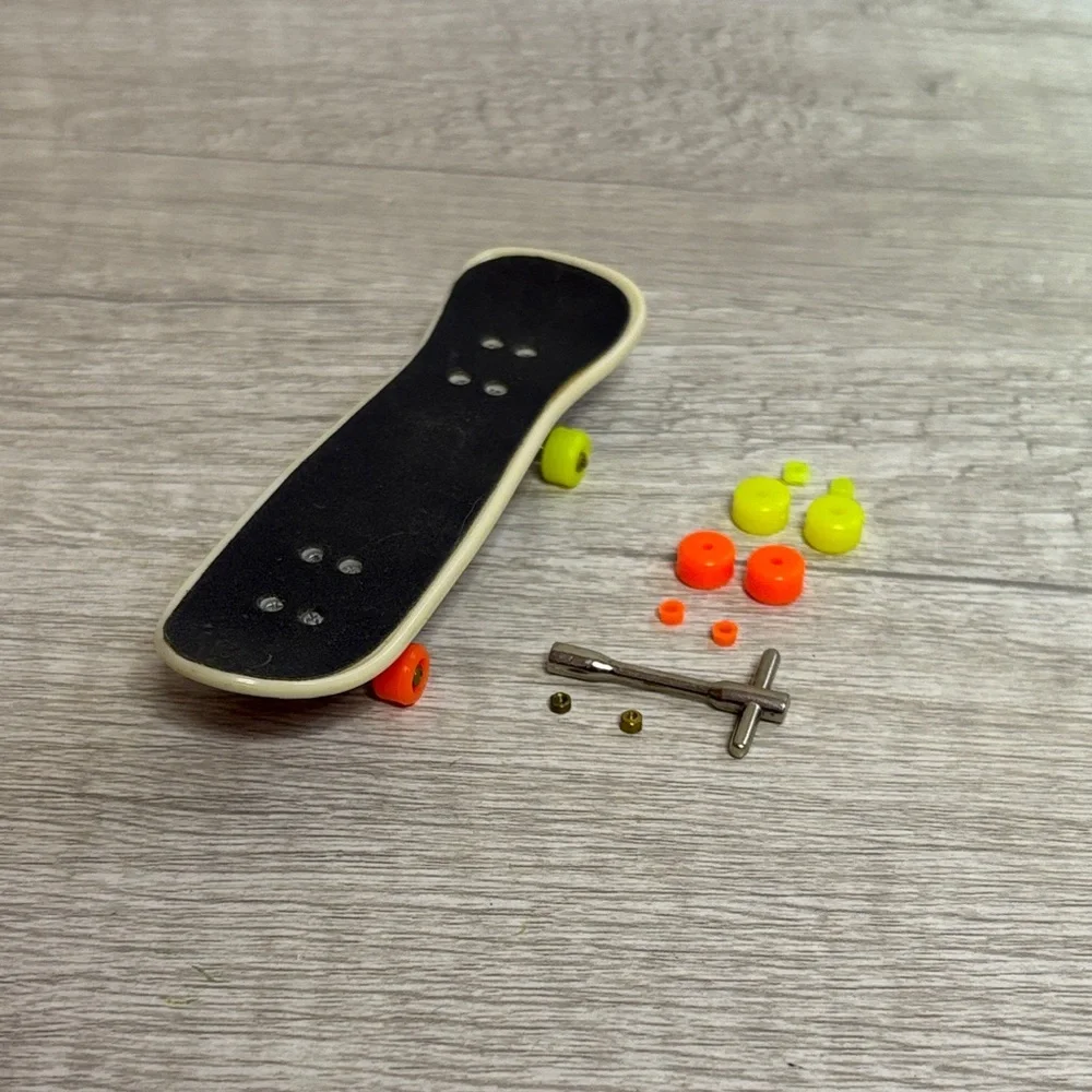 Mini Finger Skateboard Toy Set